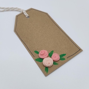 Étiquettes cadeaux roses. Lot de 6. Roses en argile polymère et feuilles peintes. Anniversaire, fête des mères, mariage, nouvelle maison, merci, etc.