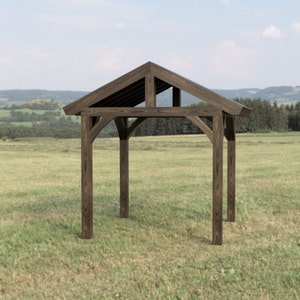 Puede incluir: Una pérgola de madera con techo a dos aguas, de pie en un campo de hierba. La pérgola está hecha de madera marrón oscura y tiene un diseño sencillo.