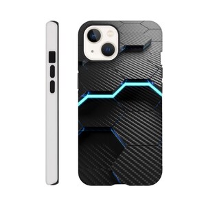 Könnte beinhalten: Schwarze Handyhülle mit einem geometrischen Muster aus sechseckigen Formen und einer blauen leuchtenden Linie. Die Hülle hat eine Carbonfaser-Textur.