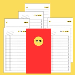 Puede incluir: Un conjunto de hojas de papel blanco con líneas y texto en negro, incluyendo "1 NOTES", "2 NOTES", "3 NOTES" y "TO DO". Una cubierta roja con un círculo amarillo y el texto "TO DO" está en el centro. El fondo es amarillo.