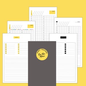 Peut inclure: Plusieurs pages blanches de suivi des habitudes avec des accents jaunes et noirs. Les pages comprennent des graphiques, des calendriers et des sections lignées. Une couverture gris foncé avec le texte "Habit Tracker On the Move" est au centre.