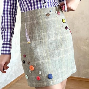 vintage überarbeiteter upcycled 80er Jahre Cacharel grau karierter Woll Mini Rock mit Knöpfen