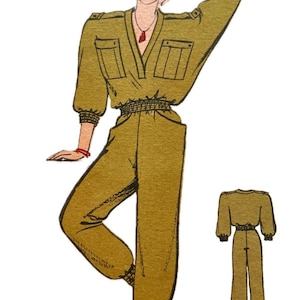 Peut inclure: Une combinaison verte à col en V et manches longues. La combinaison a une ceinture et des poches. Le mannequin porte des chaussures rouges et un collier.