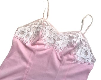 robe slip en dentelle de nylon rose vintage des années 70 80 avec pivoines Ringella