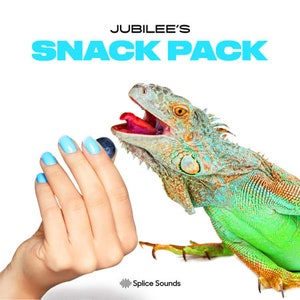 Puede incluir: Un iguana verde con la boca abierta, mirando una mano con esmalte de uñas azul que sostiene un arándano. El texto "JUBILEE'S SNACK PACK" está en la parte superior de la imagen.