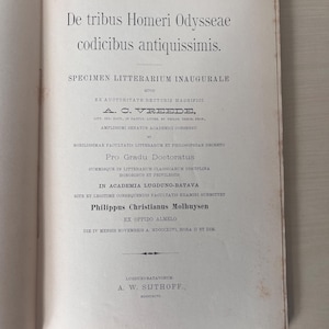 Op de afbeelding: Open boekpagina met Latijnse tekst. De titel luidt "De tribus Homeri Odysseae codicibus antiquissimis." Daaronder staat "SPECIMEN LITTERARIUM INAUGURALE." De pagina is verouderd met een lichtbeige tint.