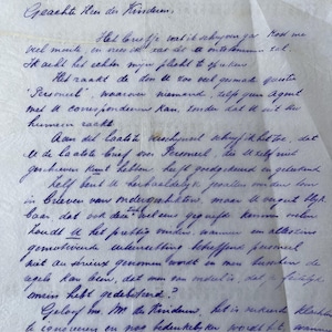 Op de afbeelding: Handgeschreven brief met blauwe inkt op verouderd papier. De tekst bevat de datum "Semarang, 6 Aug '11" en een aanhef. Het papier heeft een subtiele textuur en is licht gekreukt, wat duidt op leeftijd en gebruik. De inhoud van de brief is niet leesbaar.