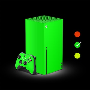 Puede incluir: Una consola Xbox Series X verde brillante con un mando verde a juego. La consola tiene un panel frontal texturizado y una línea vertical negra en el centro.