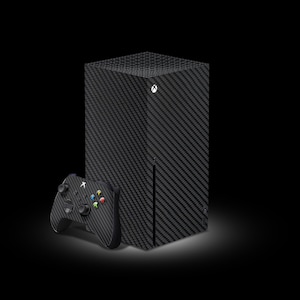 Peut inclure: Une console Xbox Series X noire avec un design en fibre de carbone et une manette Xbox noire.