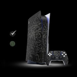 Peut inclure: Une console PlayStation 5 noire et grise à motif camouflage avec une manette assortie noire et grise à motif camouflage.
