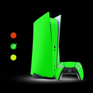 Könnte beinhalten: Eine limegrüne PlayStation 5 Konsole mit einem passenden limegrünen Controller. Die Konsole steht aufrecht und der Controller liegt auf der Seite.