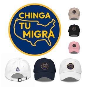 Può includere: Un set di sei cappellini da baseball con colori e design diversi. I cappellini presentano un cerchio giallo e blu con il testo "CHINGA TU MIGRA" e un contorno giallo degli Stati Uniti. I cappellini sono disponibili in bianco, nero, rosa, blu navy e beige.