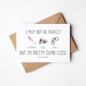 Carte drôle pour maman, carte de fête des pères - Je ne suis peut-être pas parfaite. (Pas de grossesse chez les adolescentes, pas de consommation de drogue. Pas de peine de prison) Mais je suis sacrément proche.