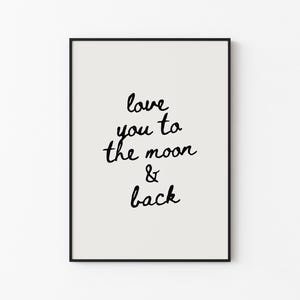 Op de afbeelding: Een ingelijste print met de tekst "love you to the moon & back" in zwart script op een crèmekleurige achtergrond. De lijst is zwart en de print is gecentreerd.