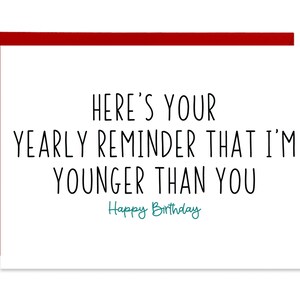 Drôle de carte d’anniversaire pour ami - Voici votre rappel annuel que je suis plus jeune que vous - Carte d’anniversaire pour sœur, anniversaire de sassy