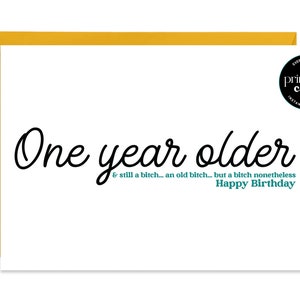 Cartão de aniversário engraçado para impressão para amigo - Um ano mais velho e ainda uma vadia... uma vadia velha... mas mesmo assim uma vadia - Cartão de cadela de aniversário