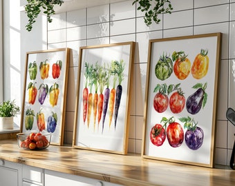 Puede incluir: Tres pinturas de acuarela enmarcadas de verduras. La primera pintura presenta una variedad de pimientos en rojo, naranja, amarillo, verde y morado. La segunda pintura presenta una fila de zanahorias en naranja, rojo y morado. La tercera pintura presenta tomates en rojo y verde, y una berenjena en morado.