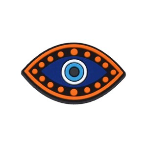 Pu&ograve; includere: Un ciondolo con occhio blu maledetto con un centro bianco e blu chiaro, circondato da un anello di punti arancioni.