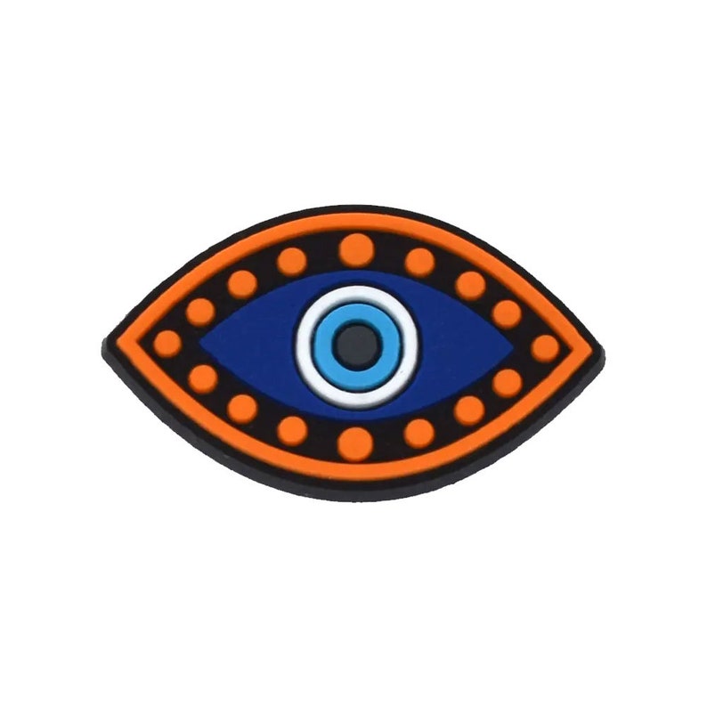 Pu&ograve; includere: Un ciondolo con occhio blu maledetto con un centro bianco e blu chiaro, circondato da un anello di punti arancioni.