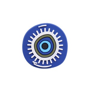 Pu&ograve; includere: Un ciondolo blu e bianco con l'occhio turco con cerchi concentrici di blu, azzurro, verde e bianco. L'occhio &egrave; circondato da un design a raggiera bianco.