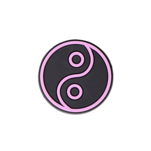 Pu&ograve; includere: Un simbolo yin yang nero e rosa con un contorno rosa. Il simbolo &egrave; un cerchio con un design bianco e nero all'interno.
