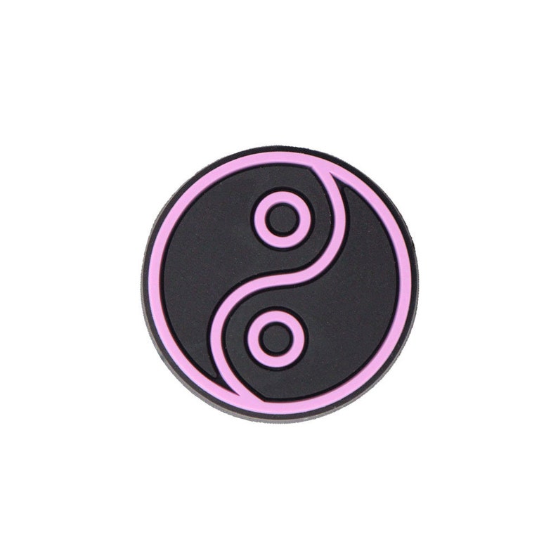 Pu&ograve; includere: Un simbolo yin yang nero e rosa con un contorno rosa. Il simbolo &egrave; un cerchio con un design bianco e nero all'interno.