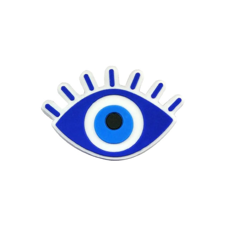 Pu&ograve; includere: Un ciondolo blu con l'occhio turco, con un cerchio bianco e una pupilla blu. Il ciondolo ha ciglia intorno all'occhio.