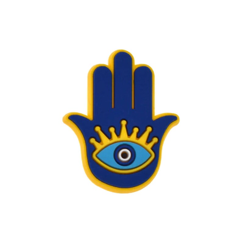 Pu&ograve; includere: Un ciondolo a forma di mano di hamsa blu con contorno giallo e un occhio turco blu al centro. L'occhio turco ha una pupilla bianca e una corona gialla.