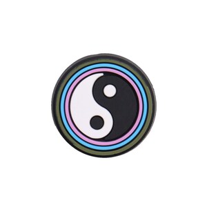 Pu&ograve; includere: Un simbolo yin yang bianco e nero con un anello blu, rosa e verde intorno.