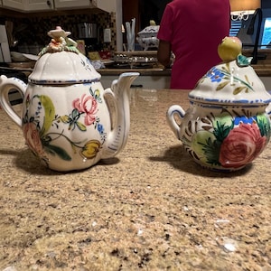 Vintage italiensk handmålad keramiktekanna och täckt sockerskålsset, blommig fajans keramik, Cottagecore teservis, tillverkad i Italien