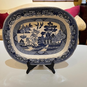 Piatto da portata ovale antico del 1904 di George Jones con decorazione a trasferimento Blue Willow, 13,5 pollici, in gres porcellanato inglese, con motivo paesaggio orientale vittoriano.