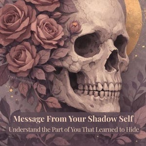 Könnte beinhalten: Digitale Kunst mit einem Schädel, verziert mit malvenfarbenen Rosen und Blättern. Im Hintergrund ist ein goldener Halbmond zu sehen. Der Text unten lautet "Message From Your Shadow Self" und "Understand the Part of You That Learned to Hide."