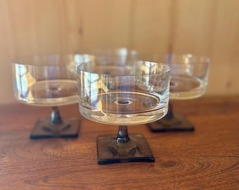 Ensemble de 4 verres à cocktail vintage – Verres à cocktail milieu du siècle avec base foncée – Verrerie Crown Mark – Fin des années 1960-1970