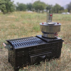 churrasco e samovar, grelha, fogueira, chaleira para ferver água, samovar, churrasqueira de acampamento, churrasco, churrasco de fim de semana, almôndegas de jantar