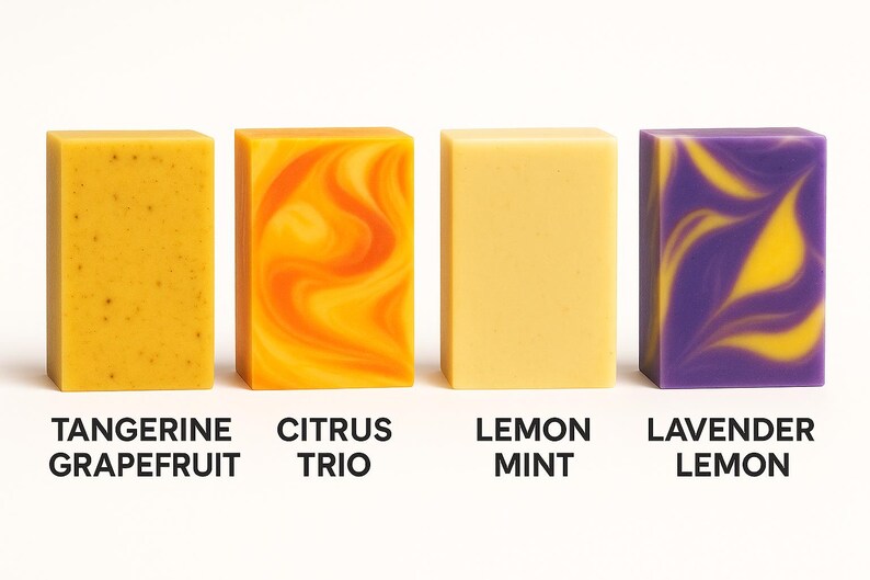 Peut inclure: Quatre savons artisanaux rectangulaires. Les savons sont &eacute;tiquet&eacute;s : Tangerine Grapefruit, Citrus Trio, Lemon Mint et Lavender Lemon. Les savons sont jaunes, oranges et violets avec divers motifs et textures. Les savons sont pr&eacute;sent&eacute;s sur fond blanc.
