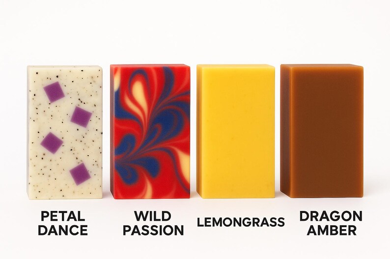 Peut inclure: Quatre savons artisanaux rectangulaires. Les barres sont &eacute;tiquet&eacute;es "Petal Dance", "Wild Passion", "Lemongrass" et "Dragon Amber". La barre "Petal Dance" est blanc cass&eacute; avec des carr&eacute;s violets. "Wild Passion" a des tourbillons rouges, bleus et blancs. "Lemongrass" est jaune et "Dragon Amber" est marron.