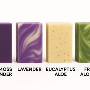 Peut inclure: Quatre savons artisanaux rectangulaires. Les savons sont &eacute;tiquet&eacute;s : Oak Moss Lavender, Lavender, Eucalyptus Aloe et Fresh Aloe Mist. Les couleurs des savons sont violet, lavande tourbillon, beige et vert tourbillon.