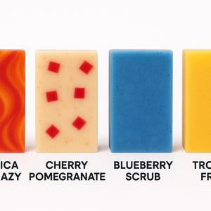 Peut inclure: Quatre savons rectangulaires aux couleurs et textures vari&eacute;es. Les savons sont &eacute;tiquet&eacute;s "Jamaica Me Crazy", "Cherry Pomegranate", "Blueberry Scrub" et "Tropical Fruits".