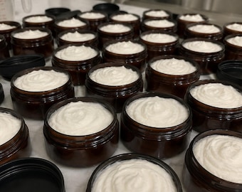Beurre corporel fouetté à la poudre pour bébé | Crème hydratante intense, parfum délicat