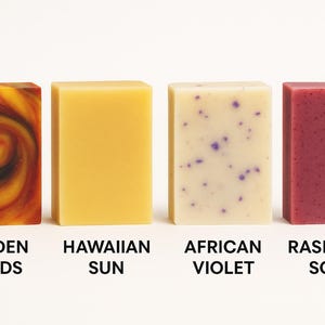 Peut inclure: Quatre savons artisanaux rectangulaires. Les savons sont &eacute;tiquet&eacute;s "Golden Sands", "Hawaiian Sun", "African Violet" et "Raspberry Scrub". Le savon Golden Sands pr&eacute;sente un motif tourbillonnant orange, jaune et marron. Le savon Hawaiian Sun est jaune. Le savon African Violet est blanc cass&eacute; avec des taches violettes. Le savon Raspberry Scrub est rouge.