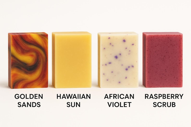 Peut inclure: Quatre savons artisanaux rectangulaires. Les savons sont &eacute;tiquet&eacute;s "Golden Sands", "Hawaiian Sun", "African Violet" et "Raspberry Scrub". Le savon Golden Sands pr&eacute;sente un motif tourbillonnant orange, jaune et marron. Le savon Hawaiian Sun est jaune. Le savon African Violet est blanc cass&eacute; avec des taches violettes. Le savon Raspberry Scrub est rouge.