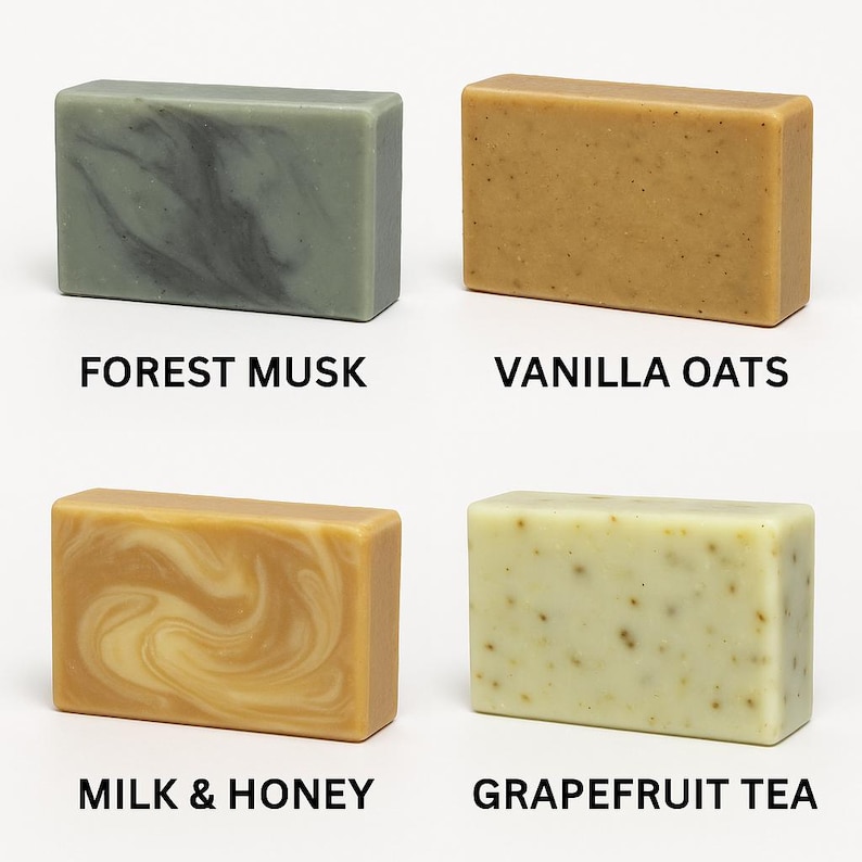Peut inclure: Quatre savons rectangulaires de diff&eacute;rentes couleurs et textures. Les savons sont &eacute;tiquet&eacute;s "Forest Musk", "Vanilla Oats", "Milk & Honey" et "Grapefruit Tea". Le savon "Forest Musk" est vert mat avec un motif marbr&eacute;. Le savon "Vanilla Oats" est de couleur beige. Le savon "Milk & Honey" est brun clair avec un motif tourbillonnant. Le savon "Grapefruit Tea" est vert p&acirc;le avec de petits points.