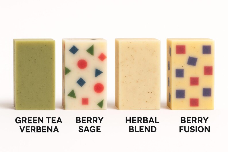 Peut inclure: Quatre savons rectangulaires de couleurs et motifs vari&eacute;s. Le premier est vert, &eacute;tiquet&eacute; "Green Tea Verbena". Le second est blanc avec des formes color&eacute;es, &eacute;tiquet&eacute; "Berry Sage". Le troisi&egrave;me est beige, &eacute;tiquet&eacute; "Herbal Blend". Le quatri&egrave;me est jaune avec des carr&eacute;s, &eacute;tiquet&eacute; "Berry Fusion".