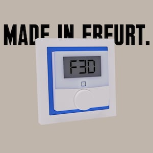 Könnte beinhalten: Weißer, wandmontierter Thermostat mit blauem Rand und einem digitalen Display, das "F30" anzeigt.