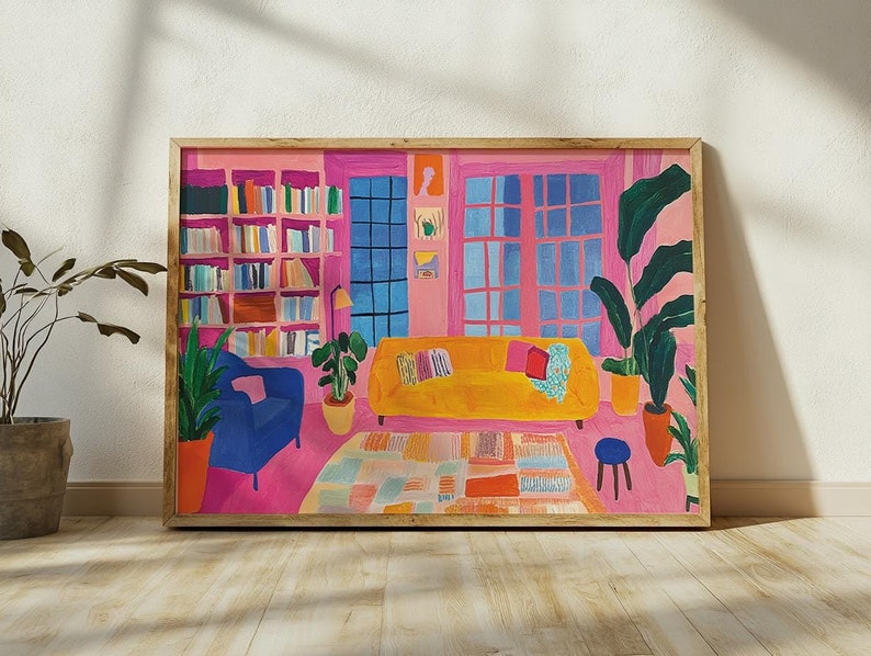Puede incluir: Una ilustraci&oacute;n colorida de una sala de estar con una pared rosa, una estanter&iacute;a llena de libros, un sof&aacute; amarillo, un sill&oacute;n azul, una planta en maceta, una alfombra y un peque&ntilde;o taburete.