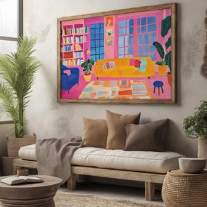 Puede incluir: Una pintura de una sala de estar con un sof&aacute; amarillo, un sill&oacute;n azul y una estanter&iacute;a llena de libros. Las paredes son rosas y las ventanas son azules. La pintura est&aacute; enmarcada en madera.
