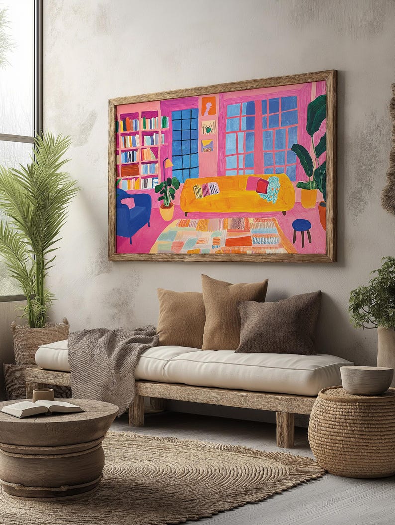Puede incluir: Una pintura de una sala de estar con un sof&aacute; amarillo, un sill&oacute;n azul y una estanter&iacute;a llena de libros. Las paredes son rosas y las ventanas son azules. La pintura est&aacute; enmarcada en madera.