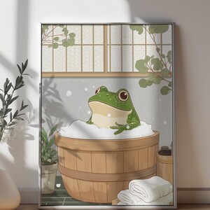 Peut inclure: Une grenouille verte est assise dans une baignoire en bois remplie de bulles. La baignoire est entourée de serviettes blanches et d'un seau en bois. L'arrière-plan est une pièce japonaise traditionnelle avec une fenêtre et une plante.
