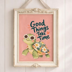 Pode incluir: Uma impressão de arte de parede emoldurada com uma tartaruga verde usando óculos de sol brancos em forma de flor. O casco da tartaruga é decorado com margaridas brancas. O fundo é rosa com o texto em verde escuro Good Things Take Time.