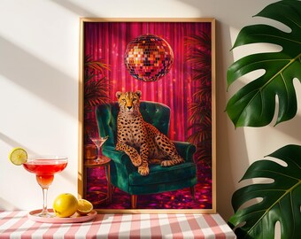 Puede incluir: Una impresión artística enmarcada que representa un guepardo descansando en un sillón verde. El guepardo es el foco principal, sobre un fondo de una bola de discoteca y cortinas rosas. Un cóctel y fruta están en primer plano.